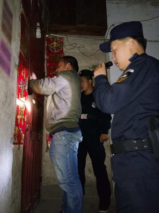 揭阳粗心妈妈误将幼女锁家中 民警全城寻开锁师傅开门